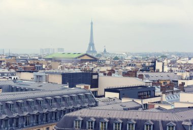Panoramik manzaralı çatı gri yağmurlu bir gün, Fransa sırasında tepesinden Paris ve Eyfel Kulesi