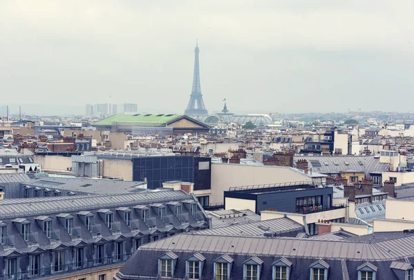Πανοραμική θέα του Παρισιού και του Άιφελ Πύργος από την κορυφή της στέγης κατά τη διάρκεια μια γκρι βροχερή ημέρα, Γαλλία — Φωτογραφία Αρχείου
