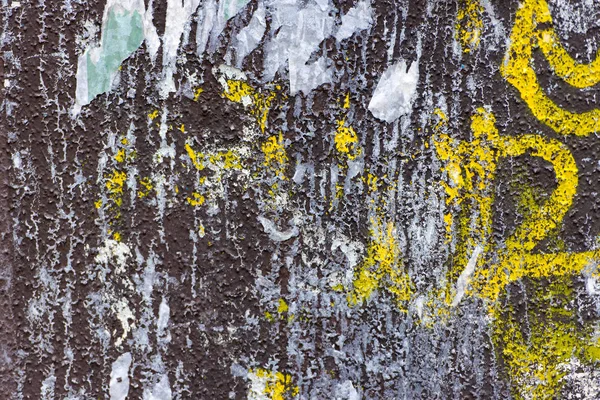 Vieux mur brun avec des motifs de peinture blanche et jaune, fond ou texture — Photo gratuite