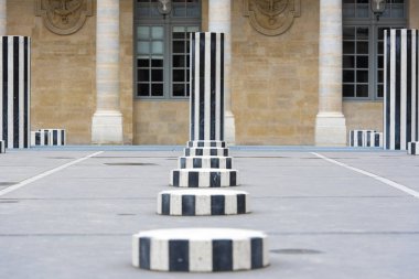 Paris, Fransa'da Palais-Royal Palace avlusunda heykel