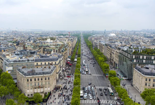 Παρίσι, πανοραμική θέα στο Avenue des Champs-lyses: κτίρια, δρόμους, αυτοκίνητα και τους τουρίστες στη Γαλλία — Φωτογραφία Αρχείου