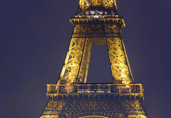 Paris, panoramisch uitzicht op de Eiffeltoren in de avond, Frankrijk — Stockfoto