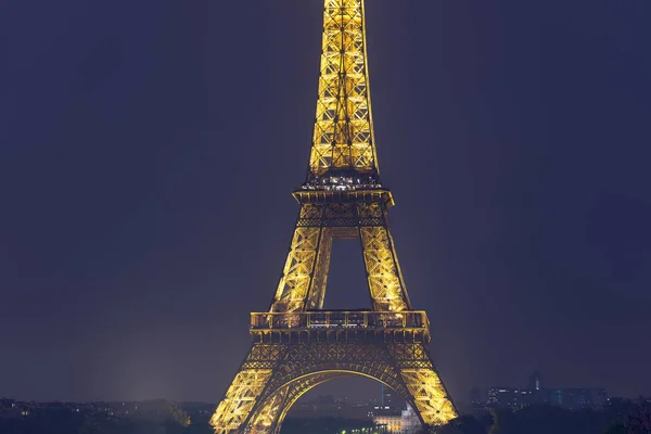 パリ、夜は、エッフェル塔の全景フランス — ストック写真