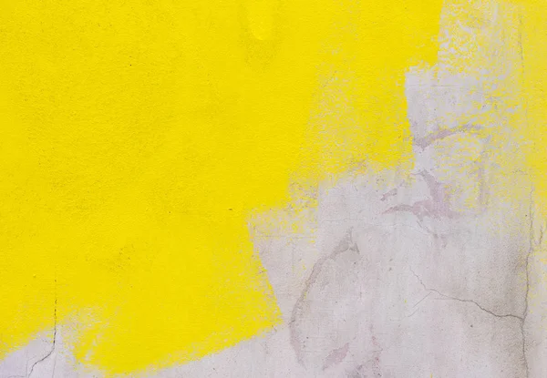 Желтая краска на бетонной серой стене — стоковое фото