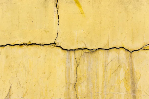 Antiguo muro de grietas de hormigón amarillo vintage —  Fotos de Stock