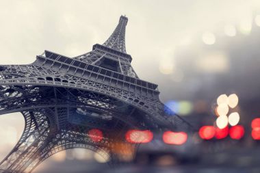Eyfel Kulesi ve Paris otomobil yansıması