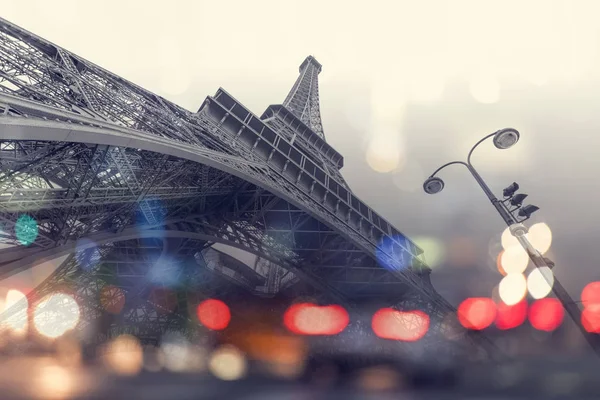 Eiffel tower and reflection of cars in Paris — Stock Photo, Image