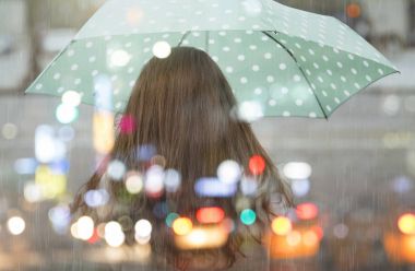 Yalnız kız Paris, yağmurlu bir gün