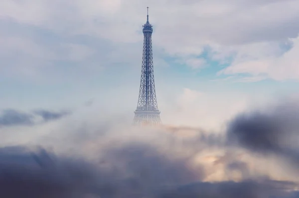 Ciel dramatique et tour Eiffel à Paris, la tempête arrive, France — Photo