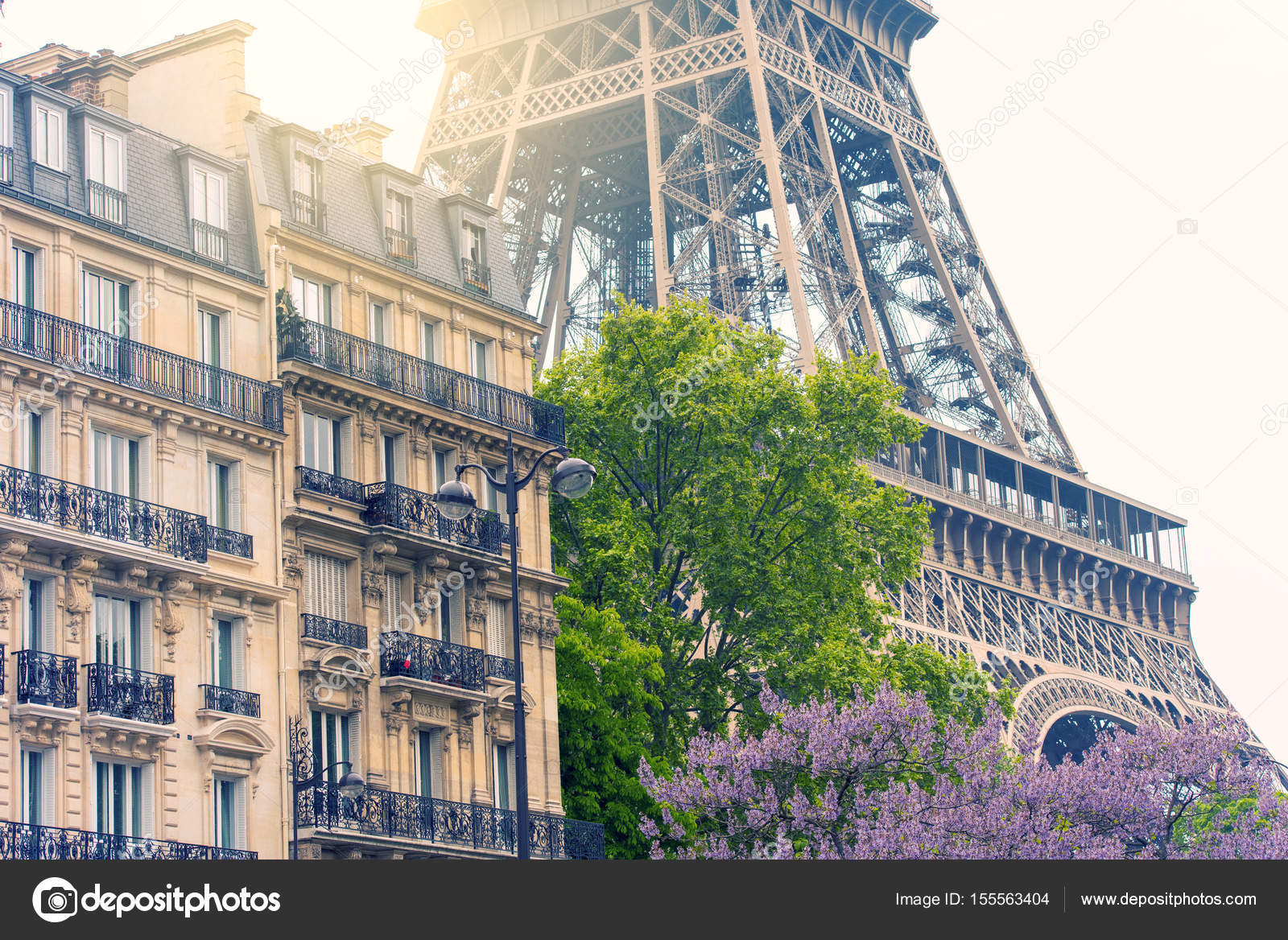 Eiffel tower next to the living house in Paris, France — Stock Photo