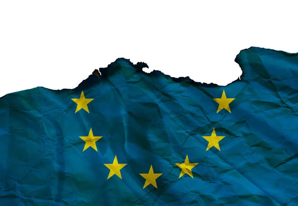 Bandera de la UE, bandera ardiente de la Unión Europea aislada sobre fondo blanco, imagen conceptual sobre el Brexit y el ataque terrorista en el mundo — Foto de Stock