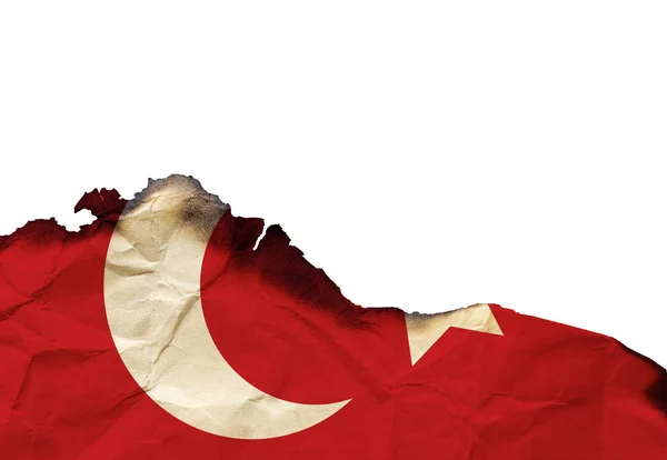 Сожженный флаг Турции на белом фоне, концептуальная картина терроризма и войн в мире — стоковое фото