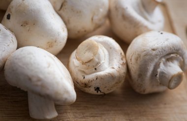 Ahşap masa kabuğuna önce taze kirli champignon mantar