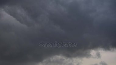 Fırtına geliyor, yağmur önce karanlık fırtına bulutları