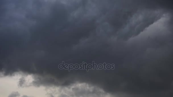 Tempête approche, nuages d'orage sombre avant la pluie 