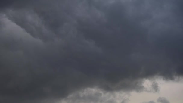 Tempête approche, nuages d'orage sombre avant la pluie 