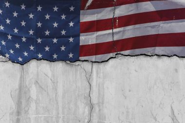 Kavram resmi gri beton zemin üzerine Amerikan bayrağı parçası 