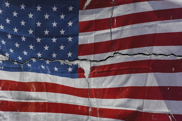 Częścią amerykańską flagę na szarym tle betonowych, koncepcja obraz — Zdjęcie stockowe