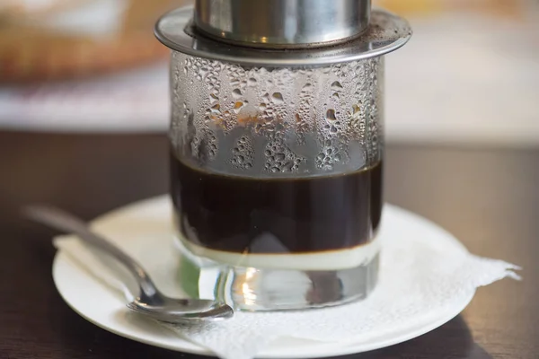 Vietnamesischer Kaffee, Close-up Glasbecher mit traditionellem asiatischen schwarzen Kaffee und süßer Milch — Stockfoto