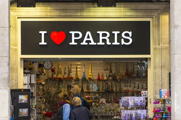 Touristes dans une boutique de souvenirs à Paris en France — Photo