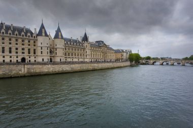 Paris'te fırtına öncesi karanlık gizemli gökyüzü