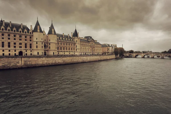 Dark mysterious sky before storm in Paris — Stock Photo, Image