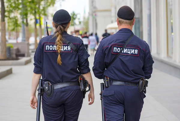Moskova'da sokakta Rus polis