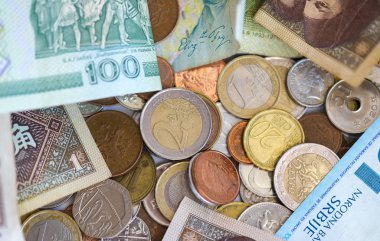 Farklı para faturaları ve madeni paralar