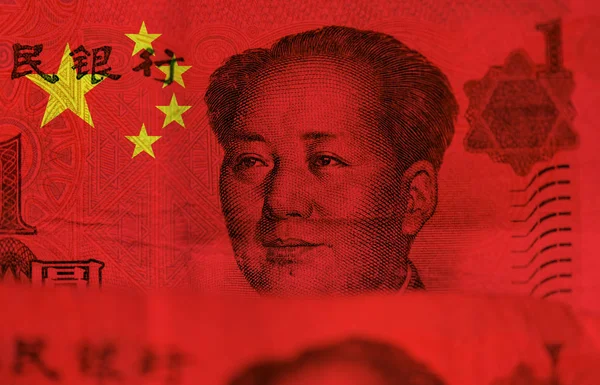 Čínské peníze, vlajce Číny a tvář Mao Ce-tunga — Stock fotografie