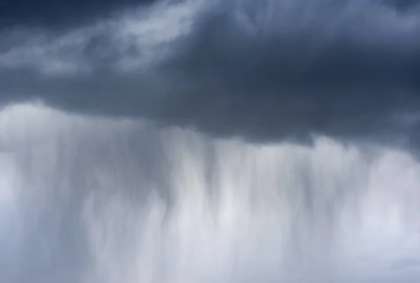 Intensywnych opadów deszczu z chmur przed burzą — Zdjęcie stockowe