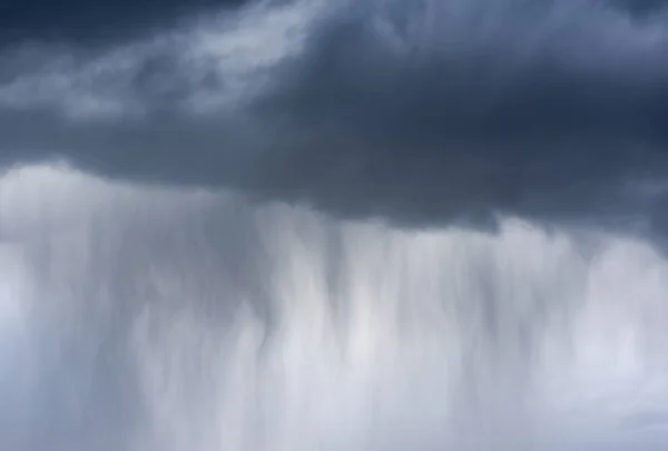 Chuva forte das nuvens antes da tempestade — Fotografia de Stock