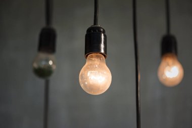 gri zemin üzerine Işık Ampüller