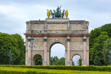 Şaşırtıcı görünümü Arc de Triomphe du atlıkarınca Paris