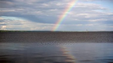 Doğal gökkuşağı ve mavi gökyüzü göl üzerinde bulutlar ile