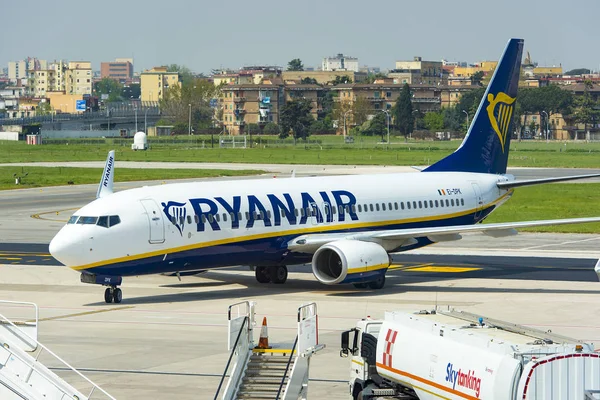 Самолет Ryanair Jet в аэропорту Неаполя в Италии — стоковое фото