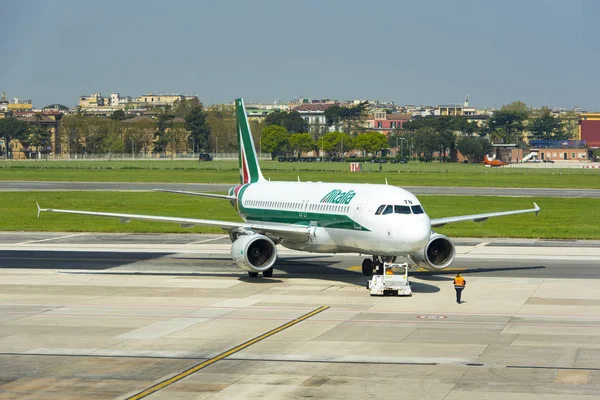 Самолет Alitalia, такси перед взлетом в аэропорту Неаполя в Италии — стоковое фото