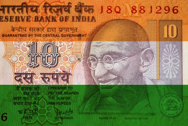 Mahatma Gandhi portret na banknotu Rupia indyjska 10 i flagi Indii, Zdjęcie makro — Zdjęcie stockowe