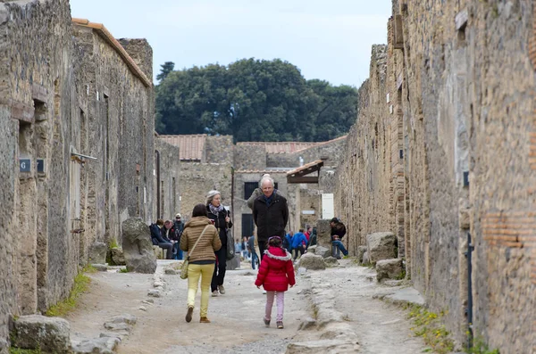27 Mart tarihinde Pompeii şehrin antik kalıntılar arasında yürüyen turist. 2017 yılında İtalya