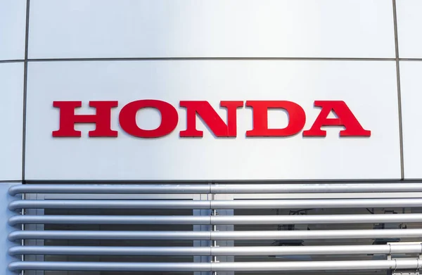 HONDA - логотип на здании в Токио, Япония — стоковое фото