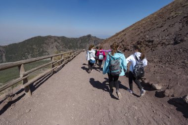 Vesuvius İtalya bir dağ tepesinde bir iz üzerinde yürüyen turist