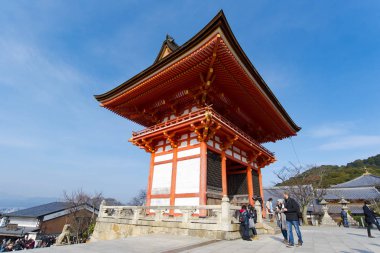 Ana merdiven ve Kyoto Kiyomizu dera Tapınağı girişine turist 