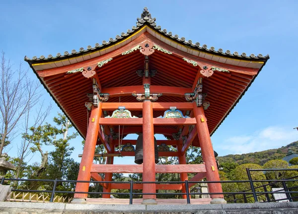 Arquitectura religiosa tradicional japonesa, alcoba con campana frente a un templo — Foto de Stock