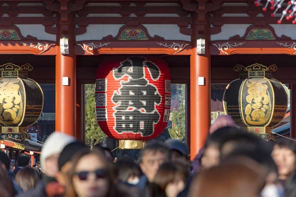 Multitud de turistas y ciudadanos de Tokio en el templo Asakusa Kannon en Tokio — Foto de Stock