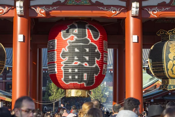 Skara människor turister och medborgarna i Tokyo Asakusa Kannon templet i Tokyo — Stockfoto