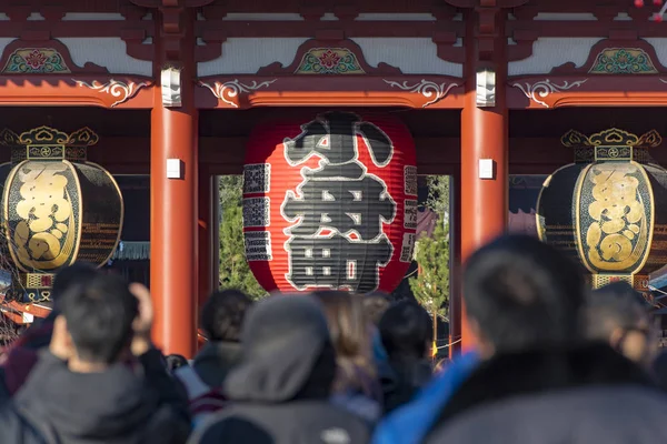 Multidão de pessoas turistas e cidadãos de Tóquio no Templo Asakusa Kannon em Tóquio — Fotografia de Stock