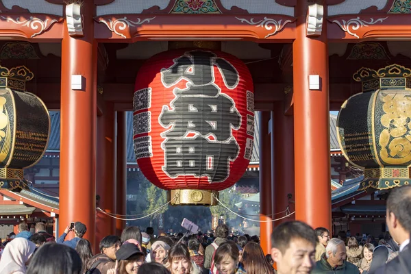 Una folla di turisti e cittadini di Tokyo al Tempio Asakusa Kannon a Tokyo — Foto Stock
