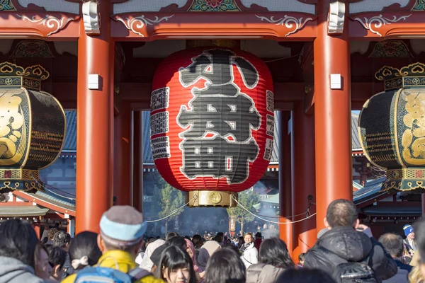 Una folla di turisti e cittadini di Tokyo al Tempio Asakusa Kannon a Tokyo — Foto Stock