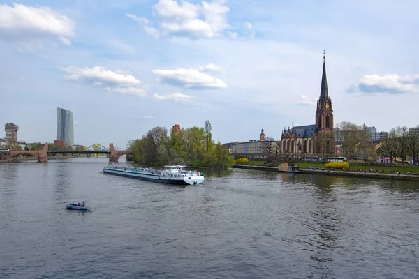 Frankfurt am Main şehir merkezi ve eski bir kilise ana dolgu