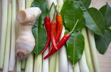 Ahşap masa üzerinde geleneksel Asya çorba Tom Yam için malzemeler