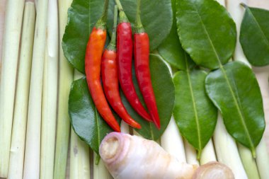 Ahşap masa üzerinde geleneksel Asya çorba Tom Yam için malzemeler